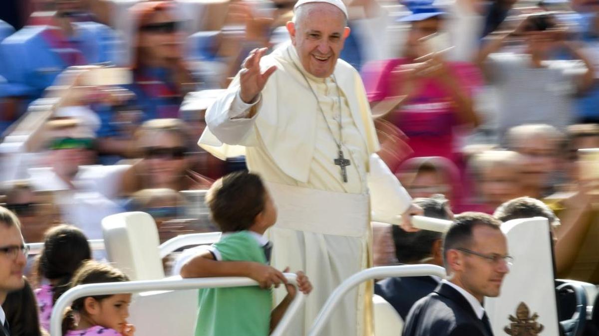 El papa Francisco saluda a los fieles a su llegada a la audiencia semanal en la plaza San Pedro, en el Vaticano, el 30 de agosto.
