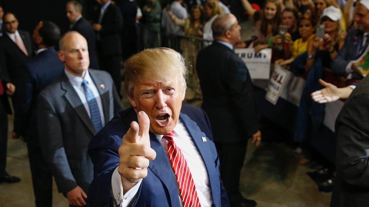 El precandidato presidencial republicano Donald Trump acknowledges a la salida de un mitin de campaña en Baton Rouge, Louisiana el 11 de febrero.