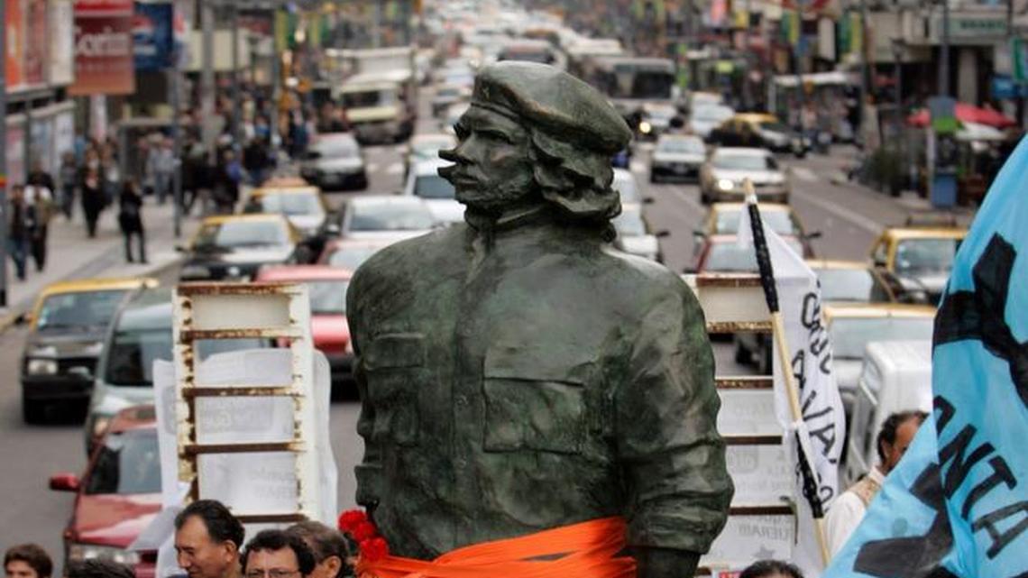 Una estatua del ‘Che’ Guevara se colocó en su ciudad natal de Rosario, en Argentina, en junio del 2008. Una petición de 14,100 firmas en el sitio web Change.org pide que la estatua sea retirada por los crímenes del guevarismo.