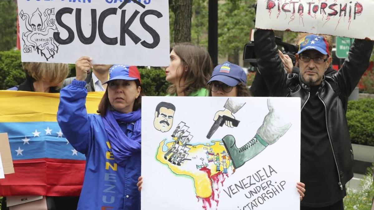 Varias personas participan en una manifestación contra la firma estadounidense de inversiones Goldman Sachs en rechazo a la supuesta compra de 2,800 millones de dólares en bonos al Banco Central de Venezuela en Nueva York, el 30 de mayo.