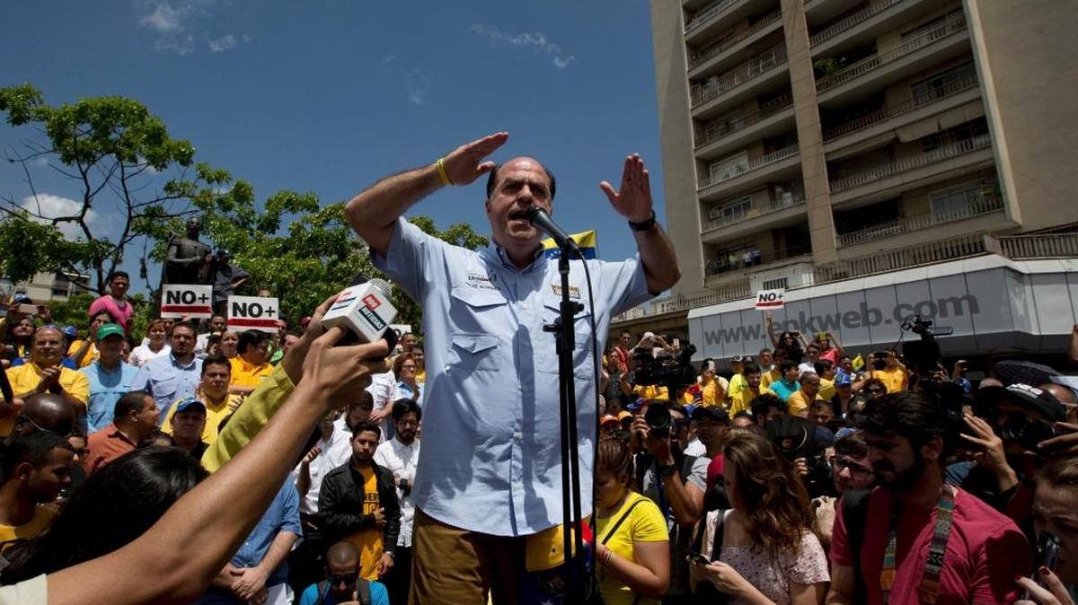 Julio Borges, presidente de la Asamblea Nacional de Venezuela, en una sesión especial pública en una plaza en Caracas, el 1ro de abril. ‘Hoy tenemos más energía, más motivación y un gobierno mucho más débil’, dijo Borges.