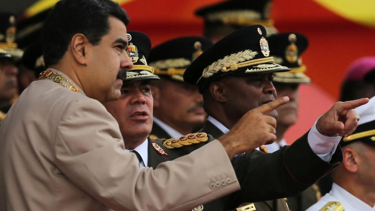 El gobernante venezolano Nicolás Maduro y el ministro de Defensa, Vladimir Padrino López, durante un desfile militar en el Fuerte Tiuna, en Caracas, el 24 de junio de 2017.