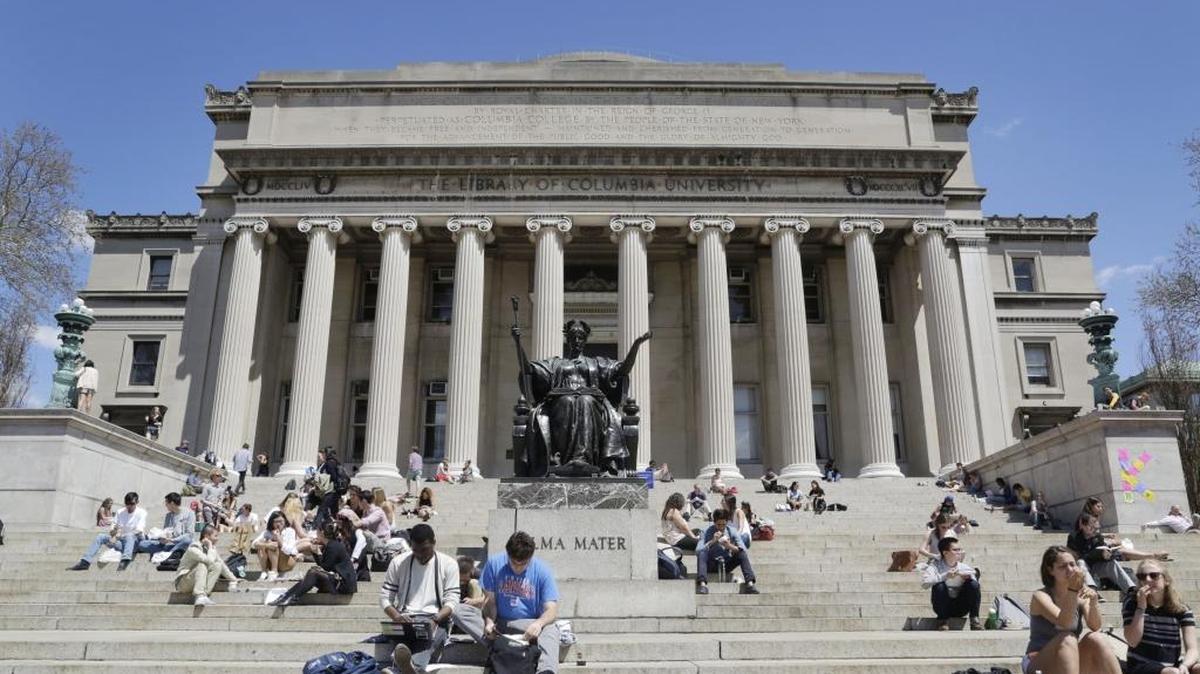 Varios estudiantes descansan en una escalinata de la Universidad de Columbia, en Nueva York. Más jóvenes norteamericanos están estudiando en América Latina.