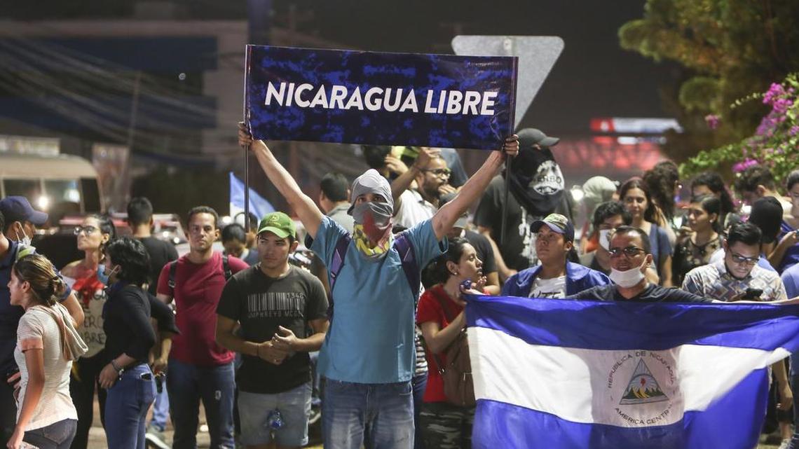 Manifestantes contra el gobierno de Nicaragua protestan el sábado pasado en la rotonda Jean Paul Jennie, en Managua.