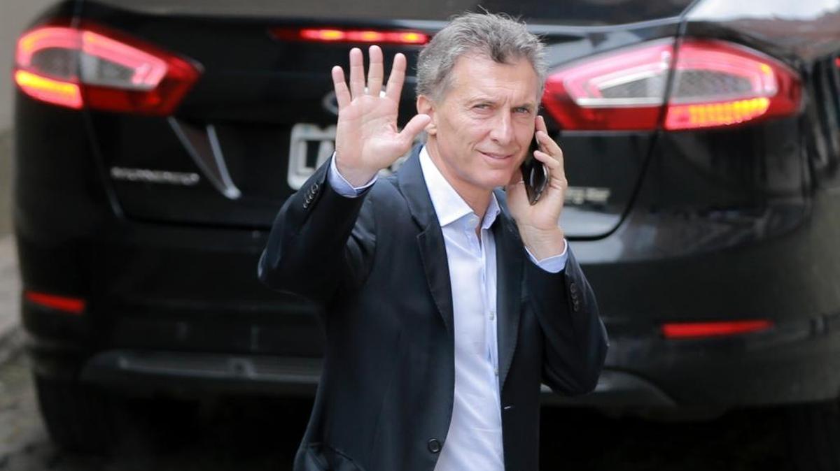 El presidente Mauricio Macri saluda a la prensa en Buenos Aires, Argentina, el 23 de noviembre.