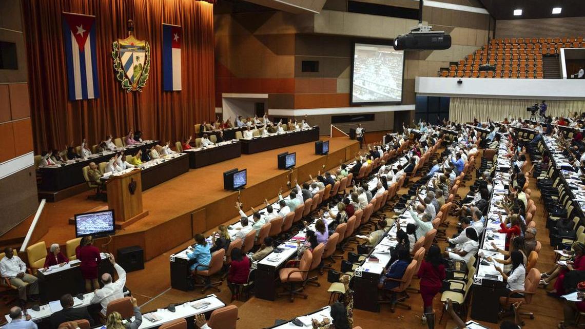 Miembros de la Asamblea Nacional de Cuba votan para actualizar la Constitución, el 21 de julio.