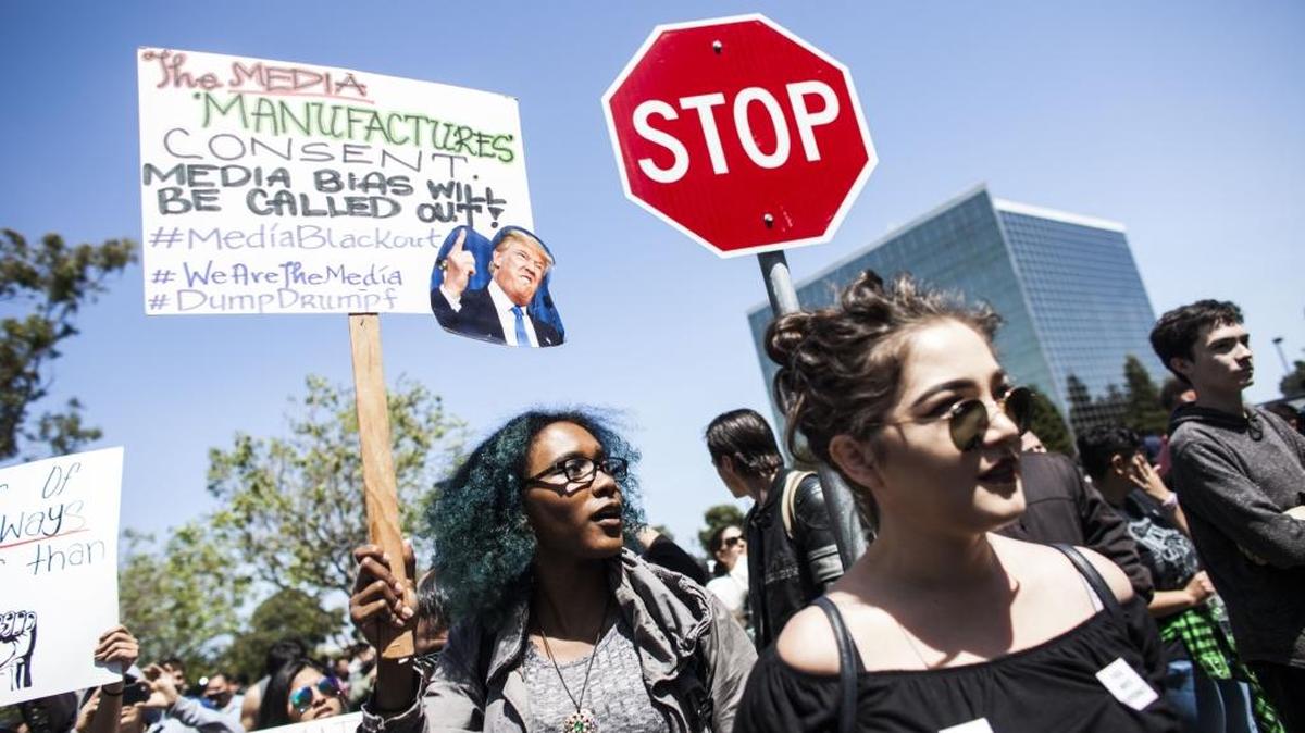 Manifestantes protestan en el exterior de la Convención del Partido Republicano en California, donde el precandidato Donal Trump ofreció un discurso, el 29 de abril, en el Orange County Fair & Event Center en Burlingame, California.