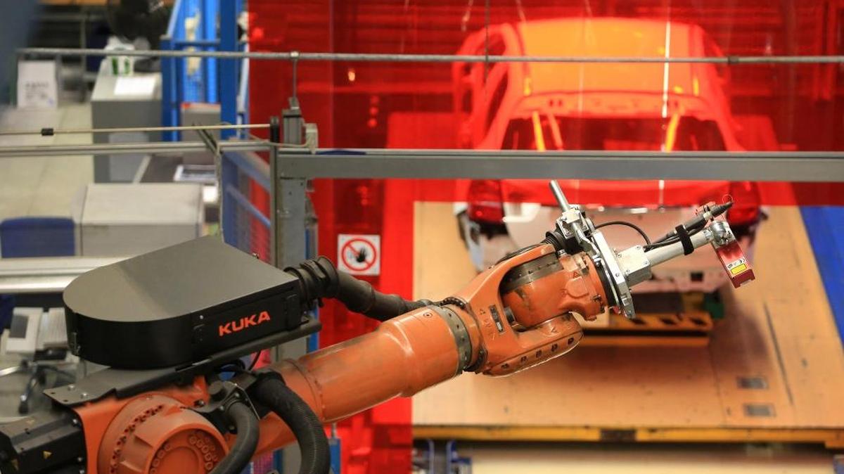 Una brazo robótico en la línea de ensamblaje de la planta Daimler AG Mercedes-Benz en Rastatt, Alemania, el 22 de enero. Entre los empleos más requeridos en un futuro próximo estarán los relacionados con la instalación, reparación y mantenimiento de robots.