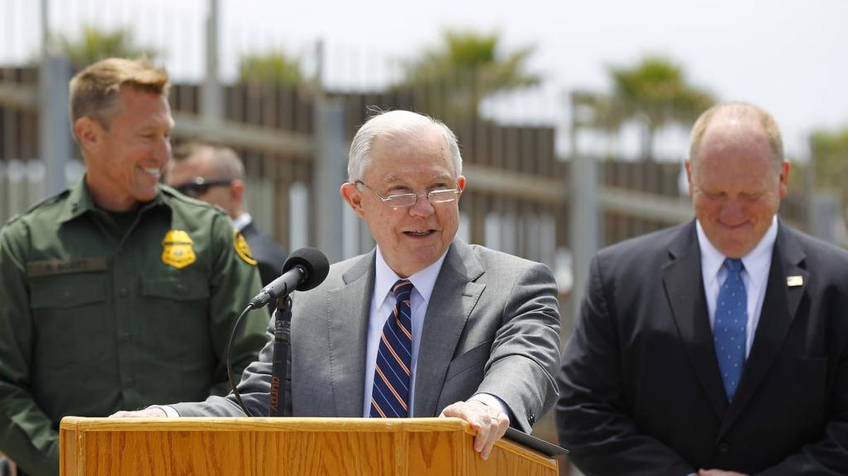 El secretario de Justicia, Jeff Sessions, habla en una conferencia de prensa en San Diego, California, cerca de la frontera con México, sobre medidas para contener la inmigración indocumentada.