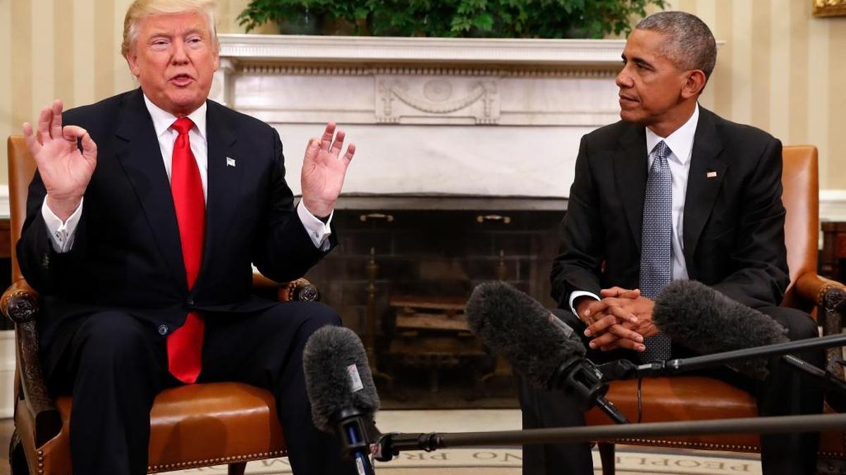 El presidente Barack Obama escucha al presidente electo Donald Trump durante una reunión en la Oficina Oval el jueves 10.