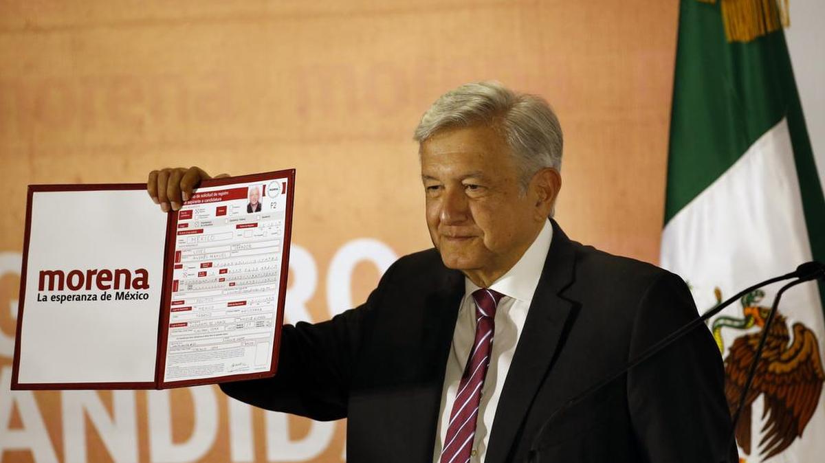 El político mexicano Andrés Manuel López Obrador muestra la inscripción de su candidatura presidencial el 12 de diciembre. El candidato izquierdista lidera las encuestas de intención de voto.