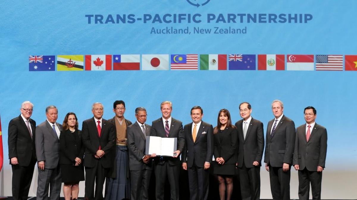 Delegados de comercio posan para una foto después de la firma del Acuerdo de Asociación Transpacífico en Auckland, Nueva Zelanda, el 4 de febrero.