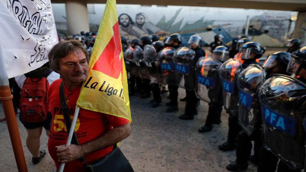 Un manifestante con una bandera frente a una línea de policías durante una huelga general a las afueras de Buenos Aires en abril del 2017.