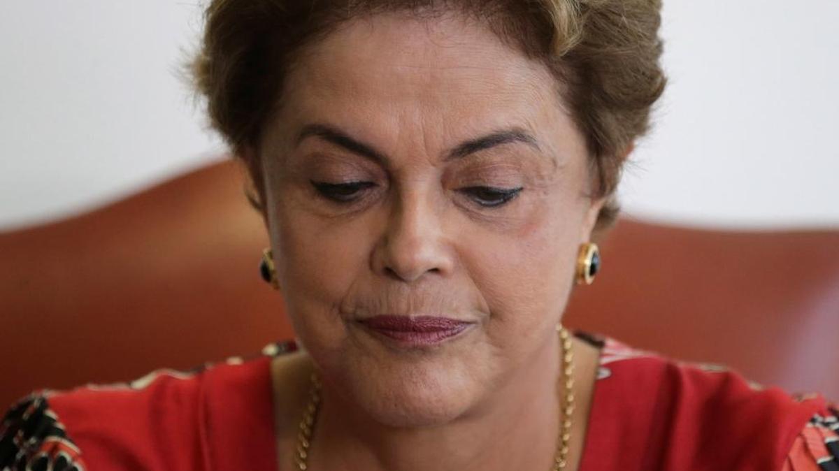 La presidenta de Brasil, Dilma Rousseff, podría enfrentar un juicio político en el Congreso, y carece de apoyo exterior de grupos como UNASUR.