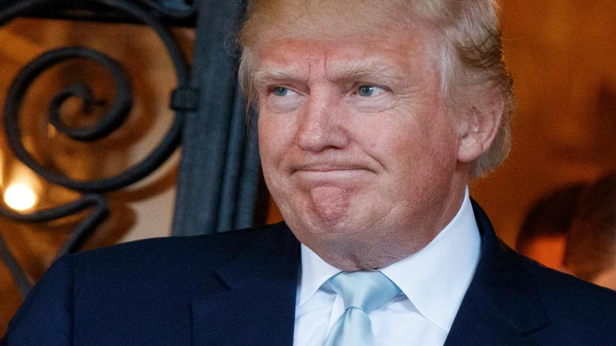 Donald Trump habla con reporteros en su residencia de Mar-a-Lago en Palm Beach, en diciembre.