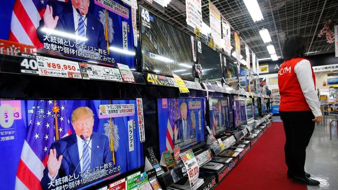 Una tienda de equipos electrónicos en Tokio, Japón, muestra la imagen del precandidato presidencial republicano Donald Trump en un programa de noticias, el Supermartes, 2 de marzo.