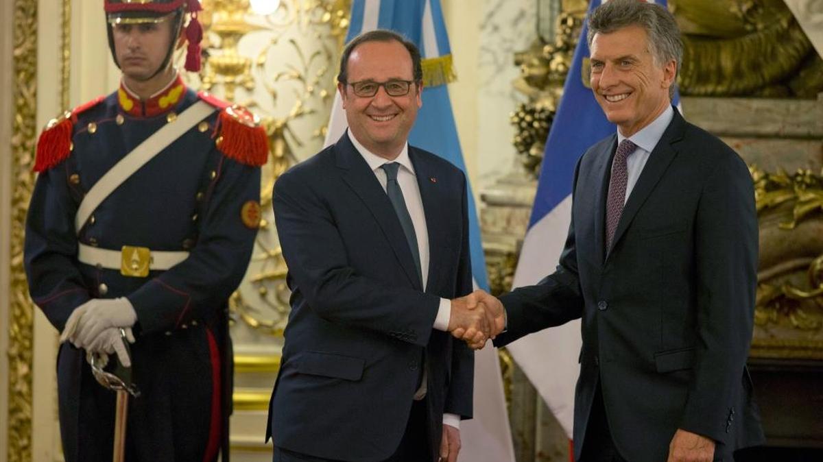 El presidente francés Francois Hollande (izq.) y su homólogo argentino, Mauricio Macri, en la Casa Rosada en Buenos Aires, el 24 de febrero. Hollande continúa su viaje por Latinoamérica, como parte del cual hizo una visita oficial a Argentina.