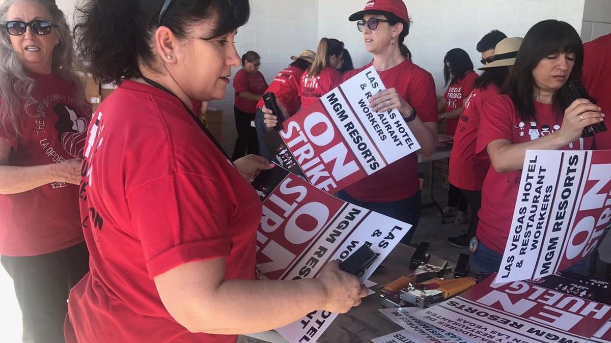 Trabajadores de hoteles y casinos de Las Vegas planean una huelga contra la robotización del sector.