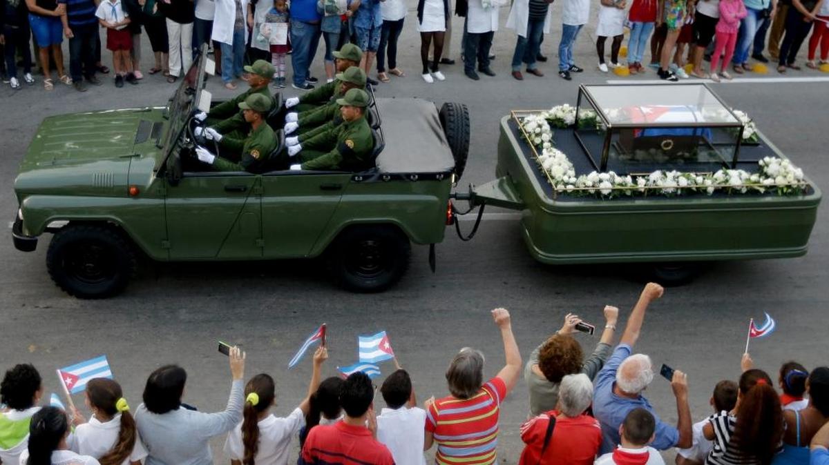 La caravana que trasladó las cenizas de Fidel Castro saliendo de Santa Clara, el jueves 1ro, con dirección a Santiago de Cuba.