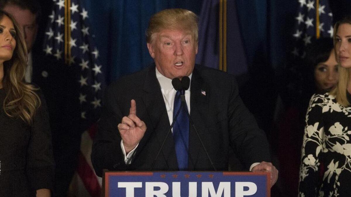 Donald Trump, precandidato republicano, habla en un evento durante las primarias en Manchester, Nuevo Hampshire, el martes 9 de febrero.