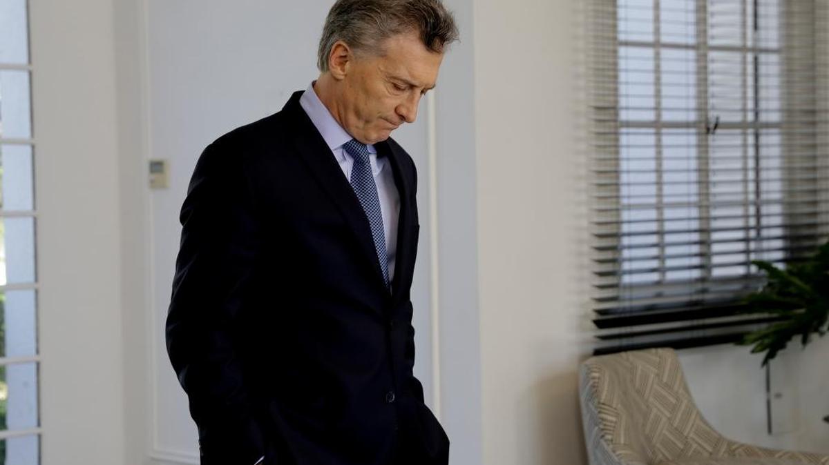 El presidente de Argentina, Mauricio Macri, espera la llegada del vicepresidente estadounidense, Mike Pence, a la casa de gobierno argentina en Buenos Aires, el 15 de agosto.