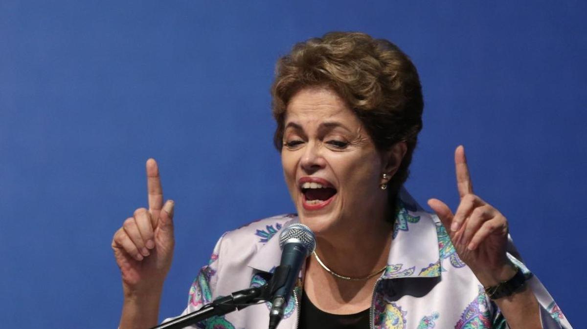 La presidenta Dilma Rousseff habla sobre un posible ‘impeachment’ en su contra en una conferencia de salud en Brasilia, en diciembre.