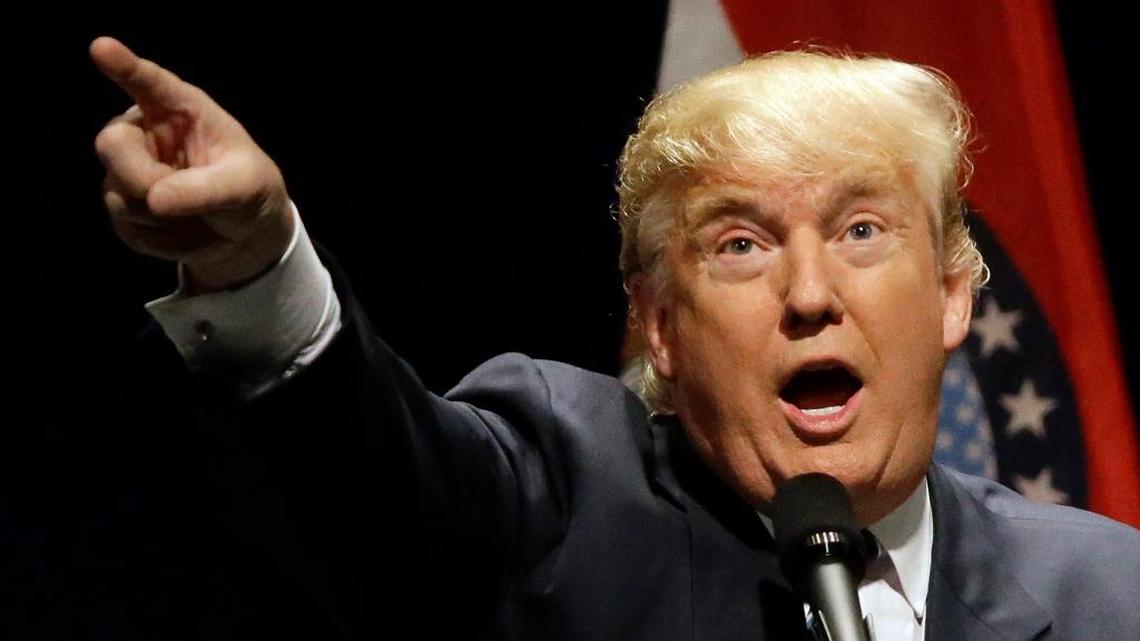 El precandidato presidencial Donald Trump el viernes 11 en un mitin de campaña en St. Louis.