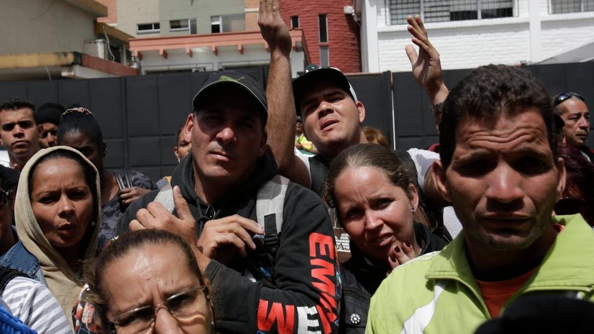 Un grupo de cubanos se congregó frente a la Embajada de México, en Quito, Ecuador, pidiendo ayuda para llegar a Estados Unidos, el 21 de junio.