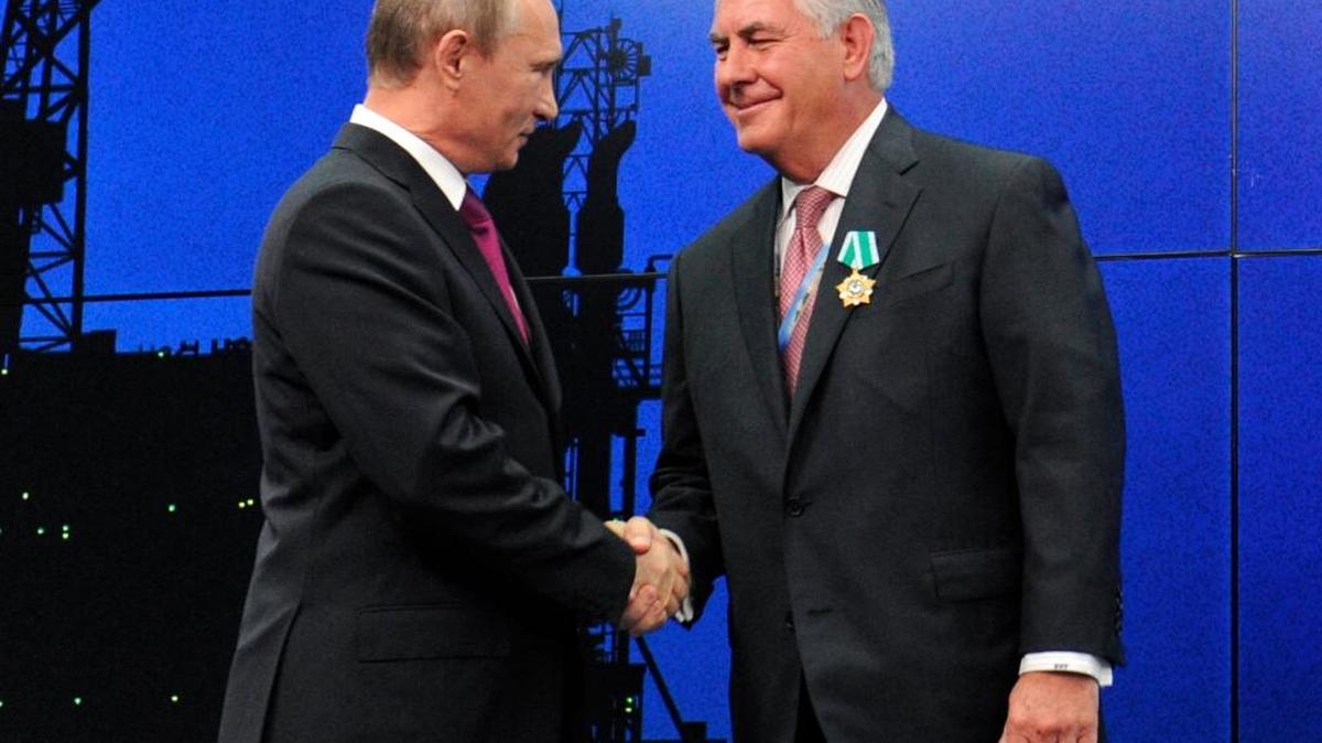 El presidente ruso Vladimir Putin condecora a Rex Tillerson, CEO de ExxonMobil, en junio del 2012, en un foro de compañías energéticas en San Petersburgo, Rusia.