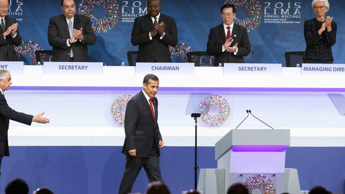 
El presidente peruano Ollanta Humala (al frente) en la apertura el 9 de octubre de una de las reuniones anuales de la junta de gobernadores del Fondo Monetario Internacional (FMI) y del Banco Mundial (BM), en Lima. 
