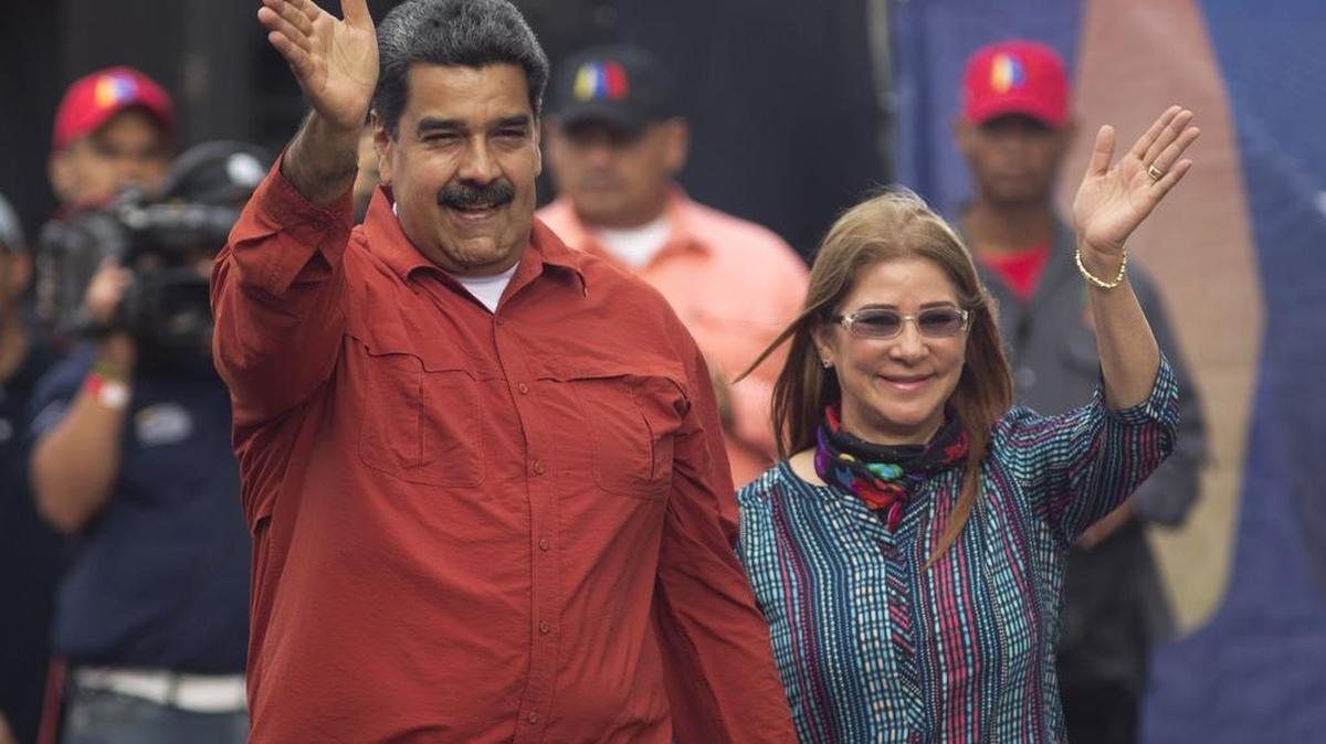 El presidente de Venezuela, Nicolás Maduro, y su esposa, Cilia Flores, saludan a sus partidarios en un acto electoral en Caracas, el 4 de mayo.