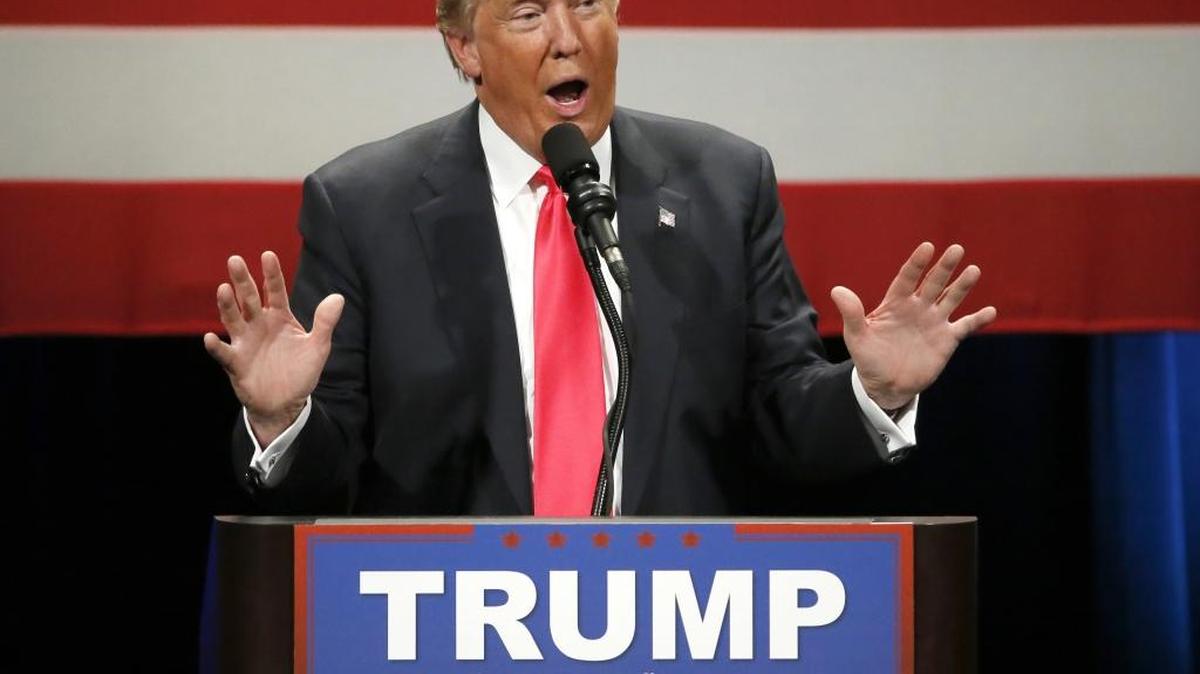 El candidato presidencial republicano Donald Trump habla el lunes durante un acto político en en Milwaukee Theatre, en Milwaukee, Wisconsin.