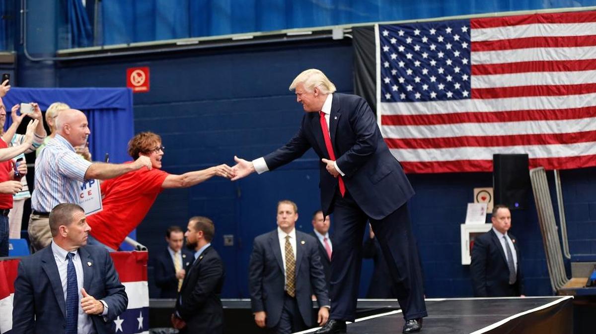 El candidato republicano Donald Trump llega a un mitin de campaña en Akron, Ohio, el 22 de agosto.