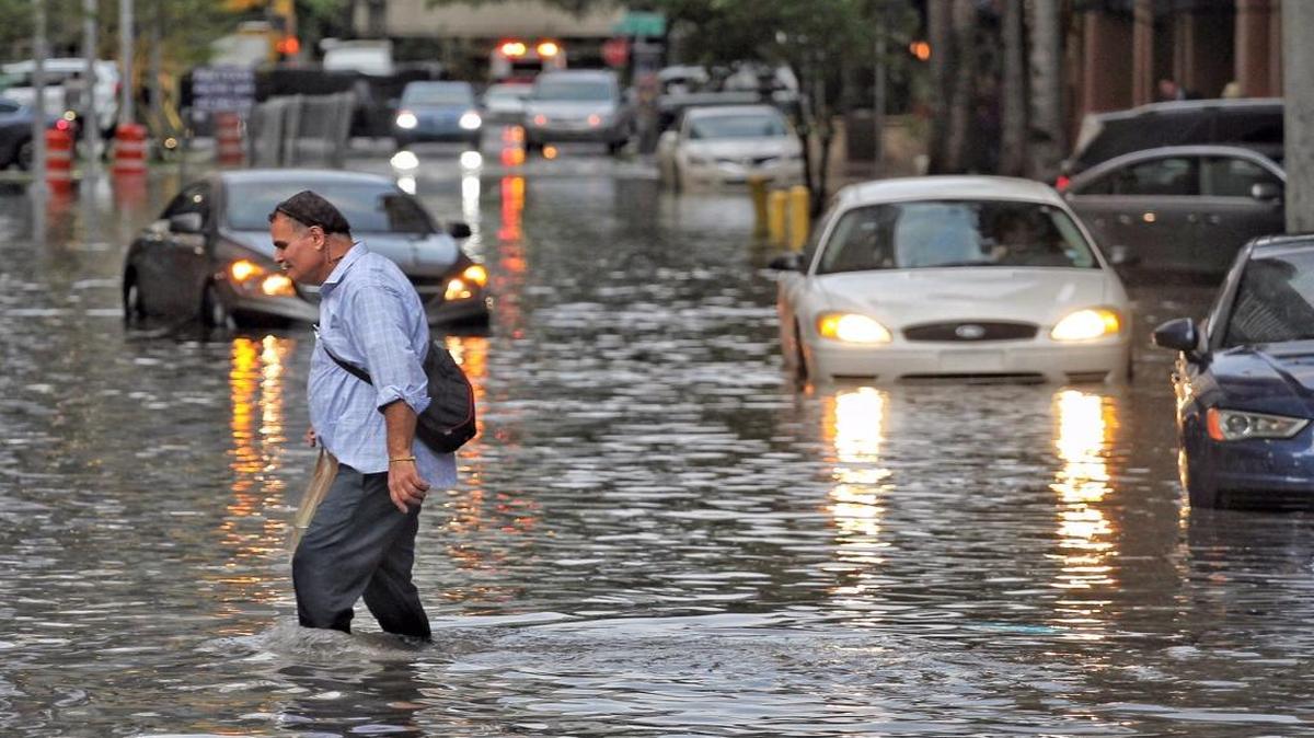 Un peatón cruza una calle inundada en el área de Brickell el 1 de agosto del 2017.