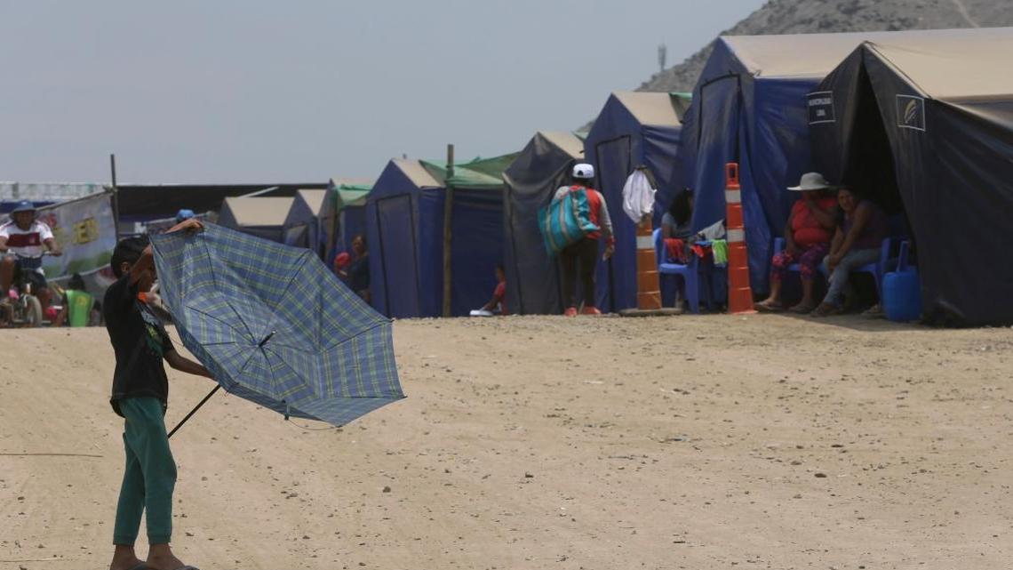Un grup de damnificados por las inundaciones descansa en un campamento improvisado en Lima el 21 de marzo del 2017.