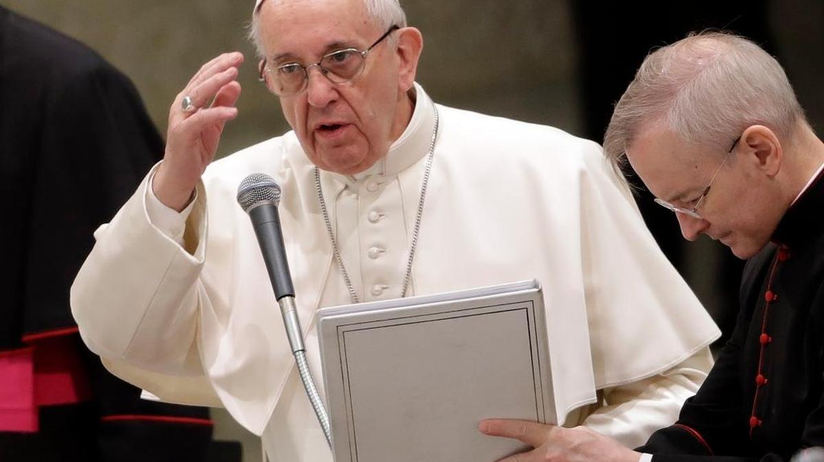 El papa Francisco ofrece bendiciones en su audiencia semanal en el Vaticano el 8 de febrero.