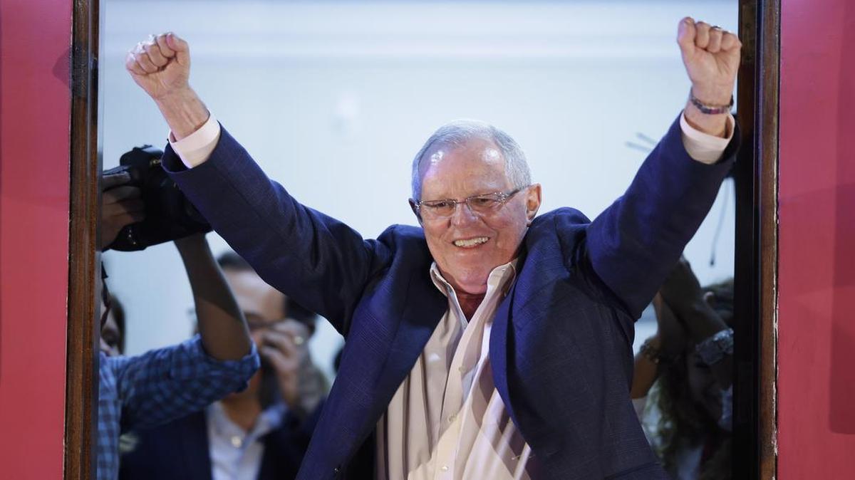El presidente electo de Perú, Pedro Pablo Kuczynski, celebra su triunfo en las elecciones de junio del 2016.