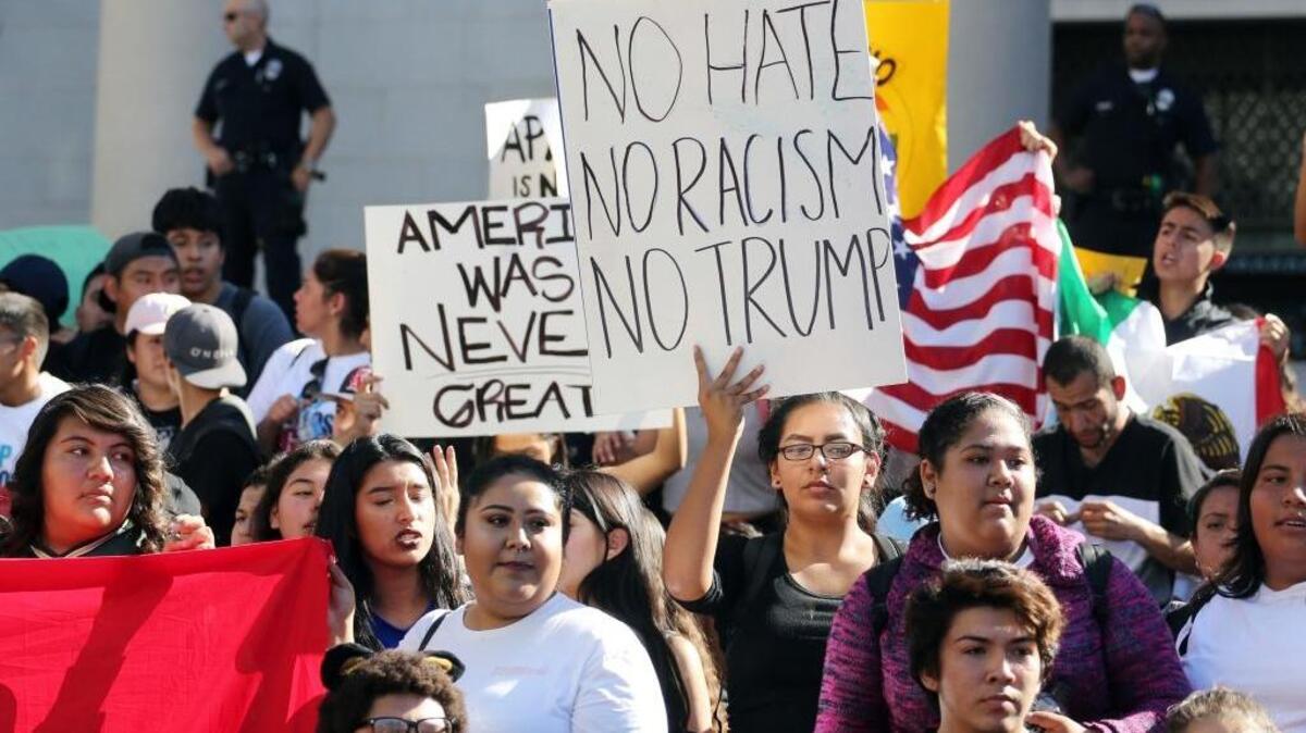 Estudiantes de secundaria protestan por la elección de Donald Trump a la presidencia en el ‘downtown’ de Los Angeles el lunes 14.