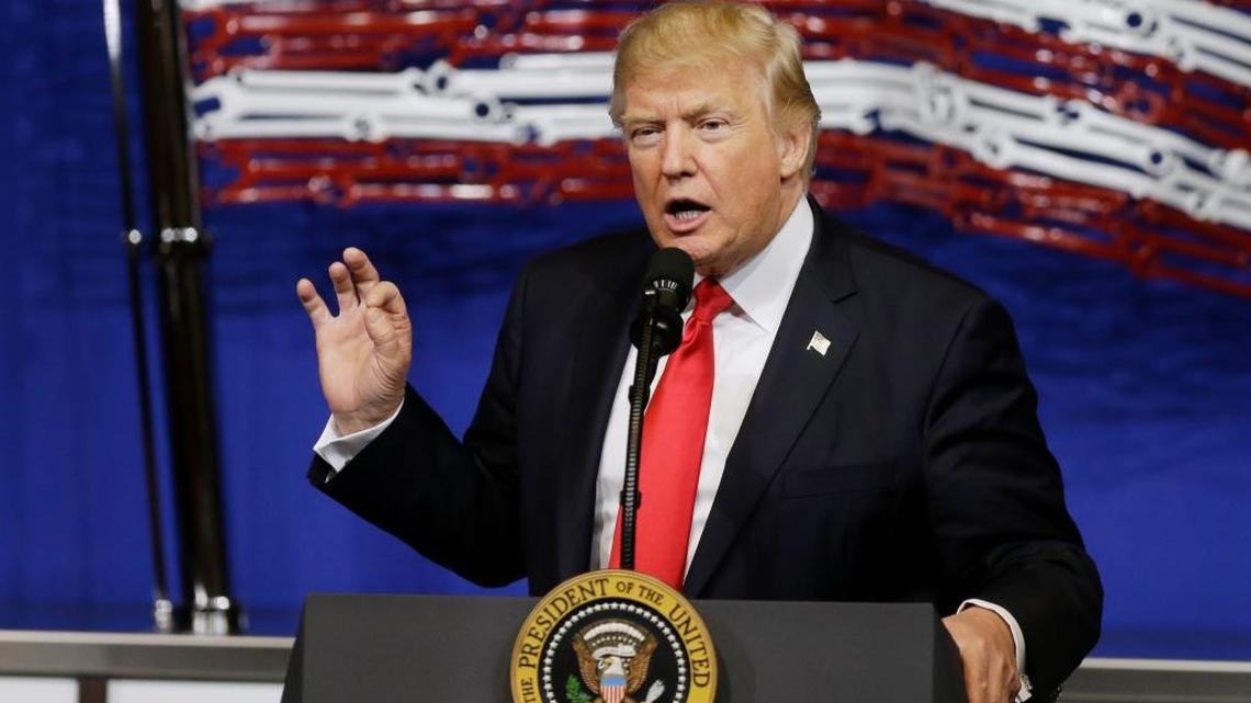 El presidente Donald Trump habla en Kenosha, Wisconsin, el 8 de abril