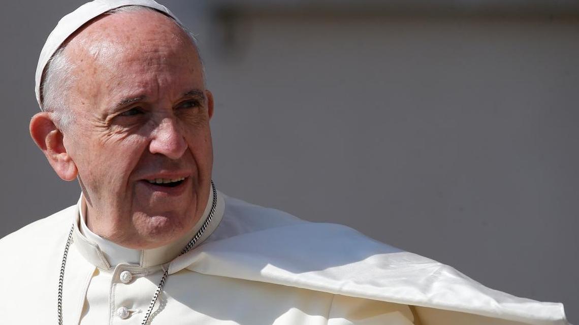 El papa Francisco llega a su audiencia semanal en la Plaza San Pedro del Vaticano, 8 de junio.