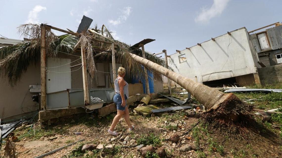 Nélida Trinidad observa los destrozos en su casa en en Montebello, después del paso del huracán María por Puerto Rico, el 26 de septiembre. La mayoría de los 3.4 millones de residentes de la isla permanecen sin corriente eléctrica, agua y otras necesidades básicas.