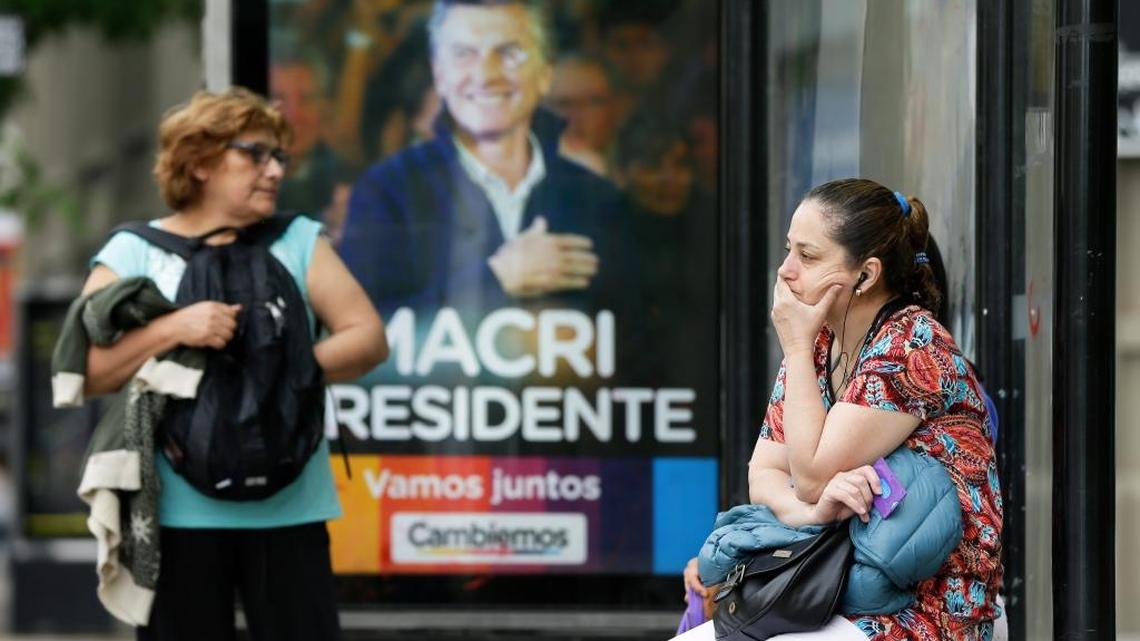 Un cartel de la campaña electoral de Mauricio Macri sirve de marco en una parada de autobús en Buenos Aires.
