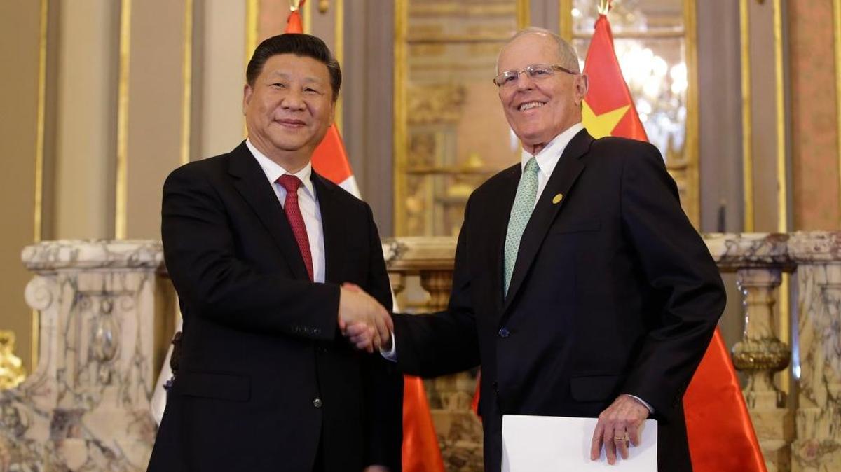 El presidente de Perú, Pedro Pablo Kuczynski (der.) y el presidente chino Xi Jinping, después de firmar acuerdos bilaterales en el palacio de Gobierno en Lima, el 21 de noviembre.