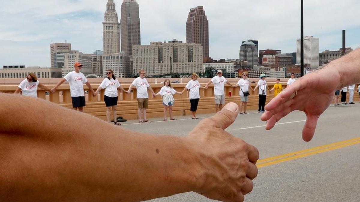 Un grupo de personas forma un ‘círculo del amor’ en el puente Lorain-Carnegie en Cleveland, en julio, antes del comienzo de la Convención Nacional Republicana.