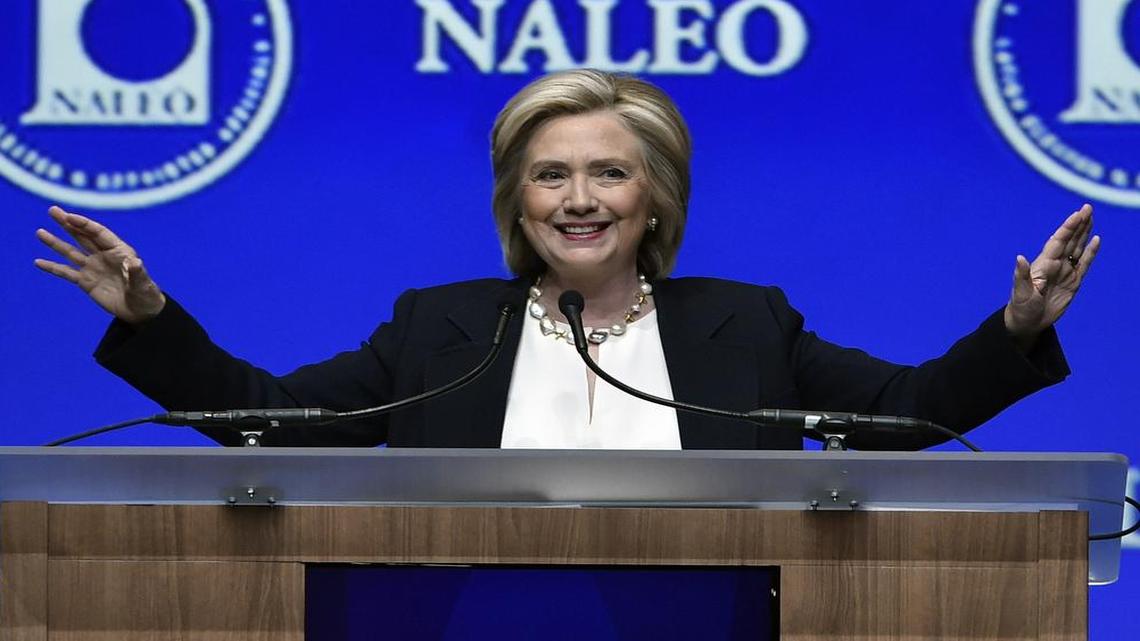 La candidata presidencial demócrata Hillary Clinton habla en Las Vegas ante miembros de la Asociación Nacional de Funcionarios Latinos Electos y Designados (NALEO).