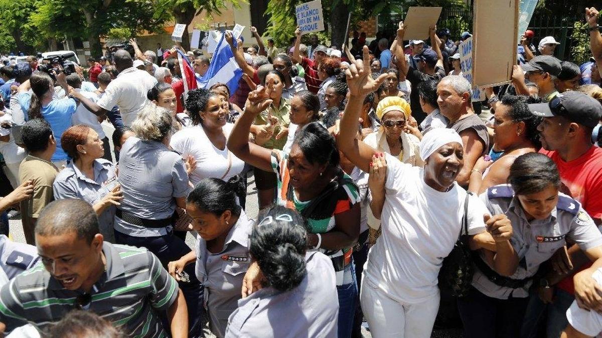 Las Damas de Blanco son reprimidas por oficiales uniformados en una de sus marchas en La Habana.