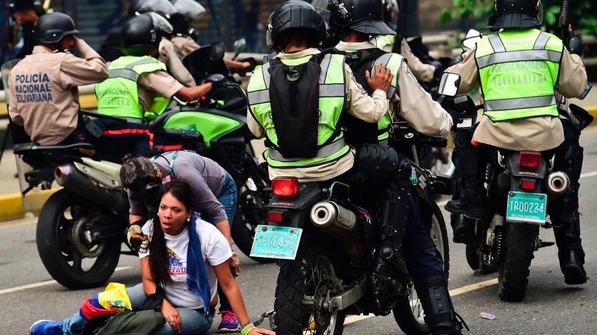 Una manifestante es afectada por los gases lacrimógenos en una protesta antigubernamental el 20 de abril en Caracas.