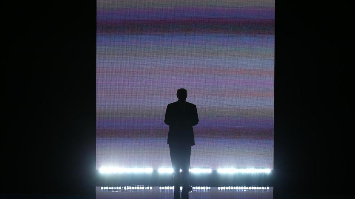 La silueta de Donald Trump, durante la Convención Nacional Republicana en Cleveland.