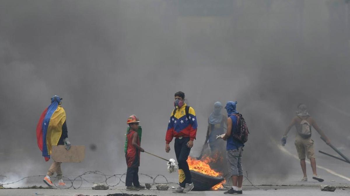 Manifestantes bloquean parte de la autopista en una de las protestas antigubernamentales en Caracas, Venezuela, el 15 de mayo.