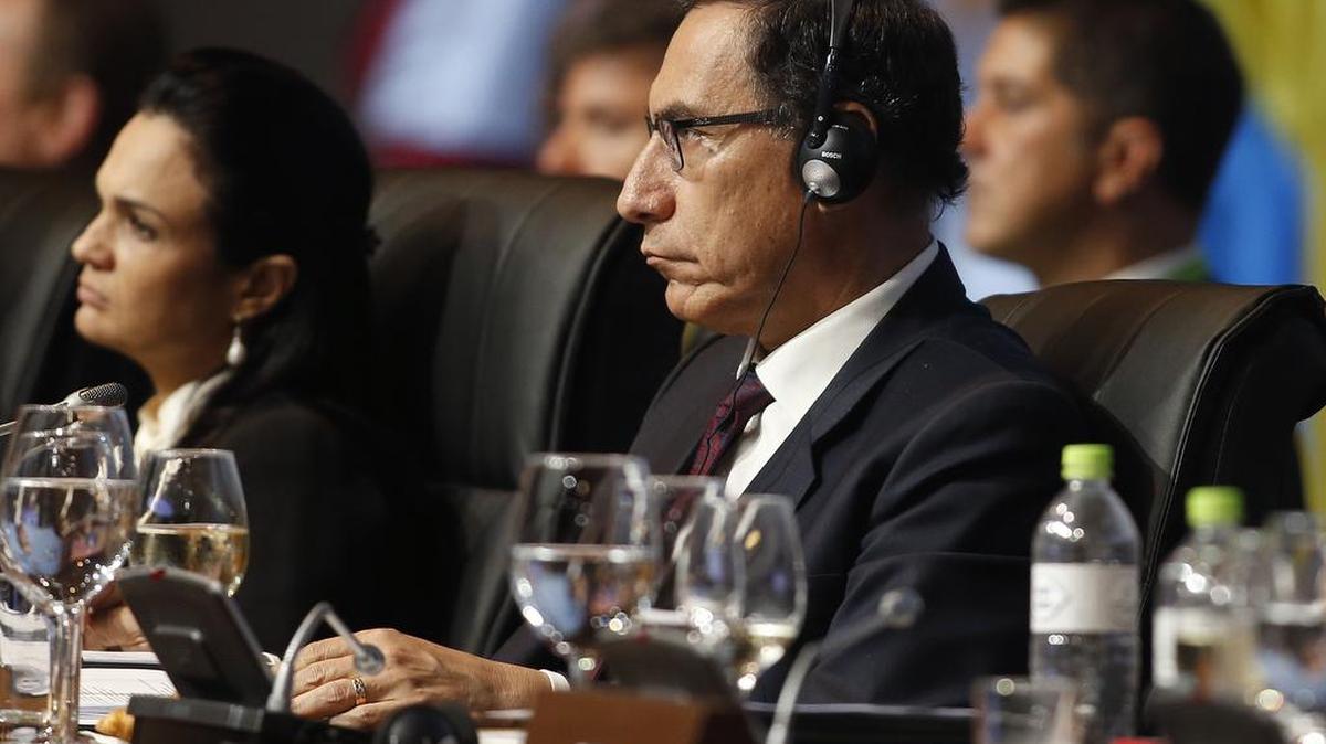 El presidente de Perú, Martín Vizcarra, asiste a la sesión plenaria de la Cumbre de las Américas en Lima, el 14 de abril.
